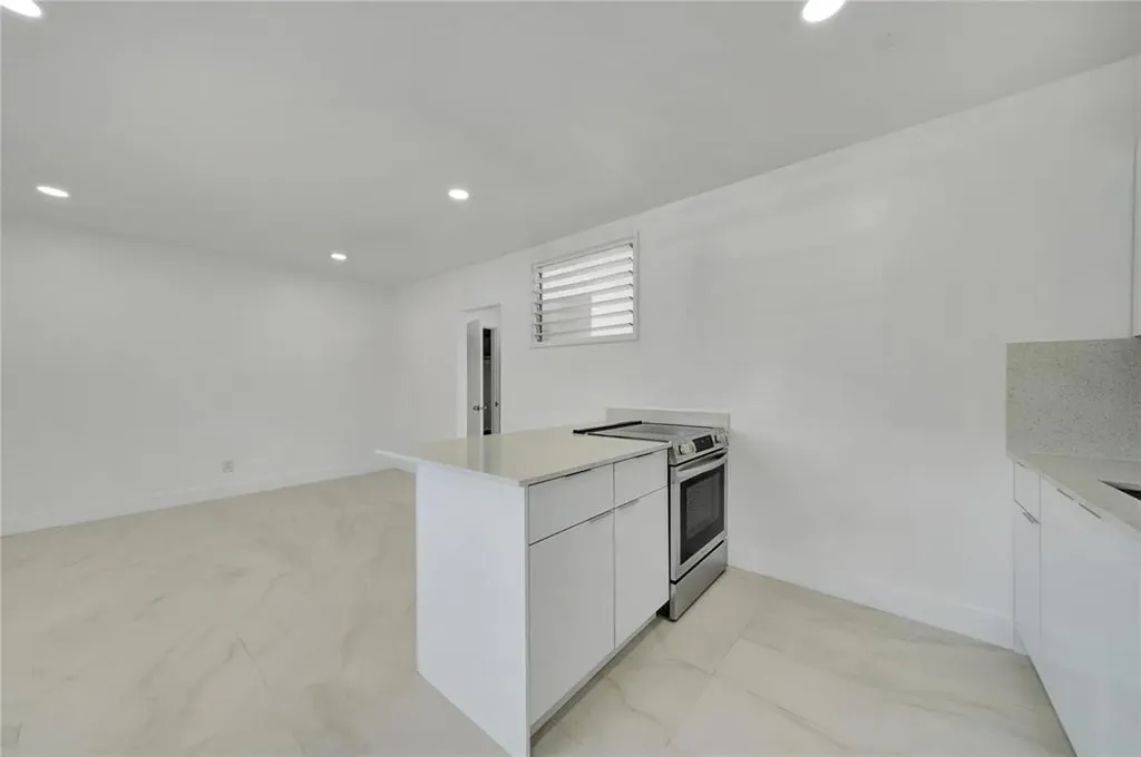323 Elm Street Hollywood FL 33019