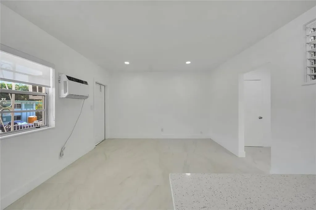 323 Elm Street Hollywood FL 33019