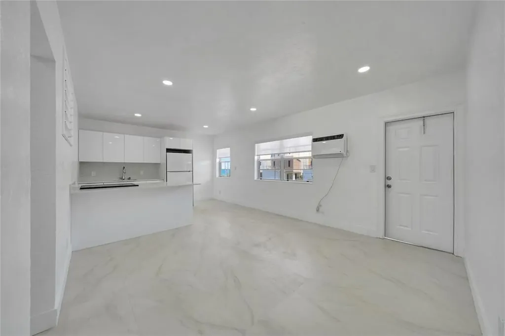 323 Elm Street Hollywood FL 33019