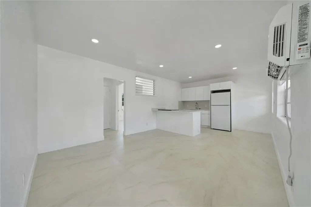323 Elm Street Hollywood FL 33019