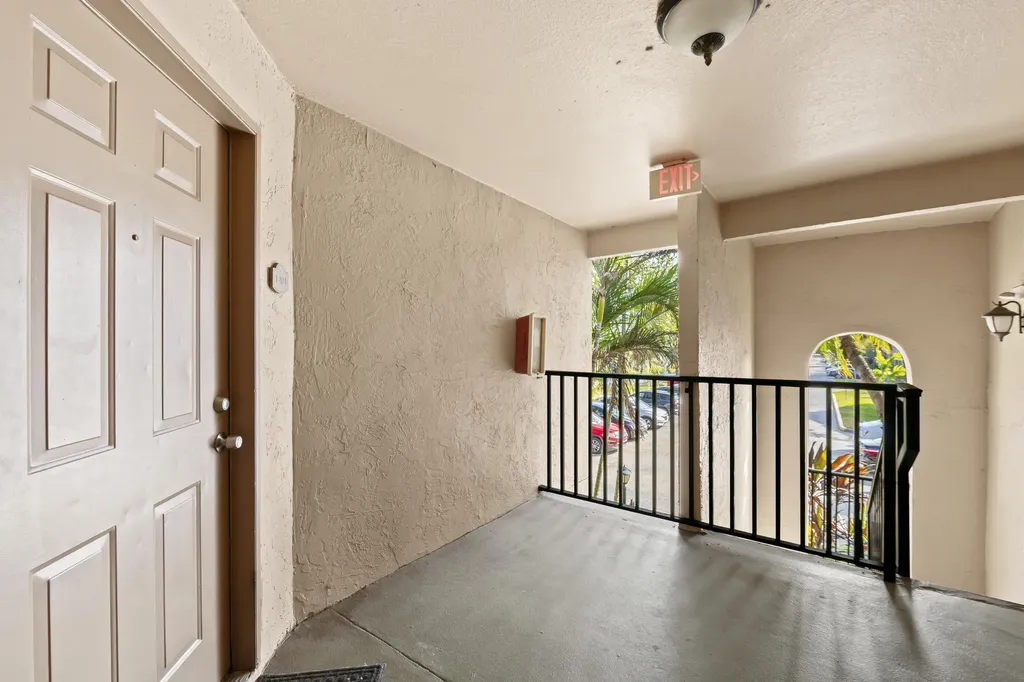 2926 S University Drive Davie FL 33328