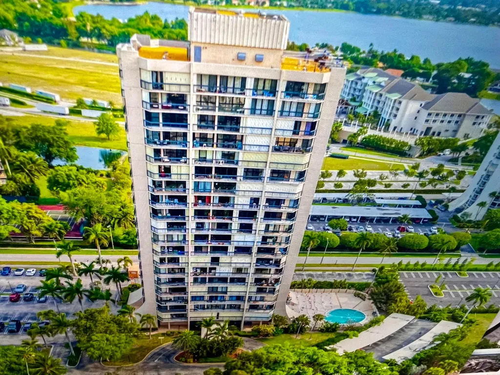 2425 Presidential Way West Palm Beach FL 33401