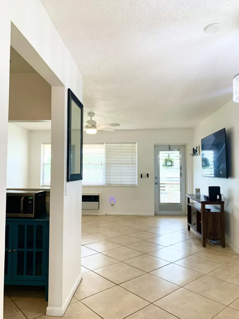 123 Canterbury E West Palm Beach FL 33417