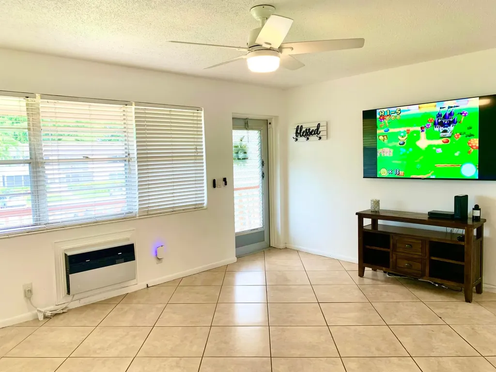 123 Canterbury E West Palm Beach FL 33417