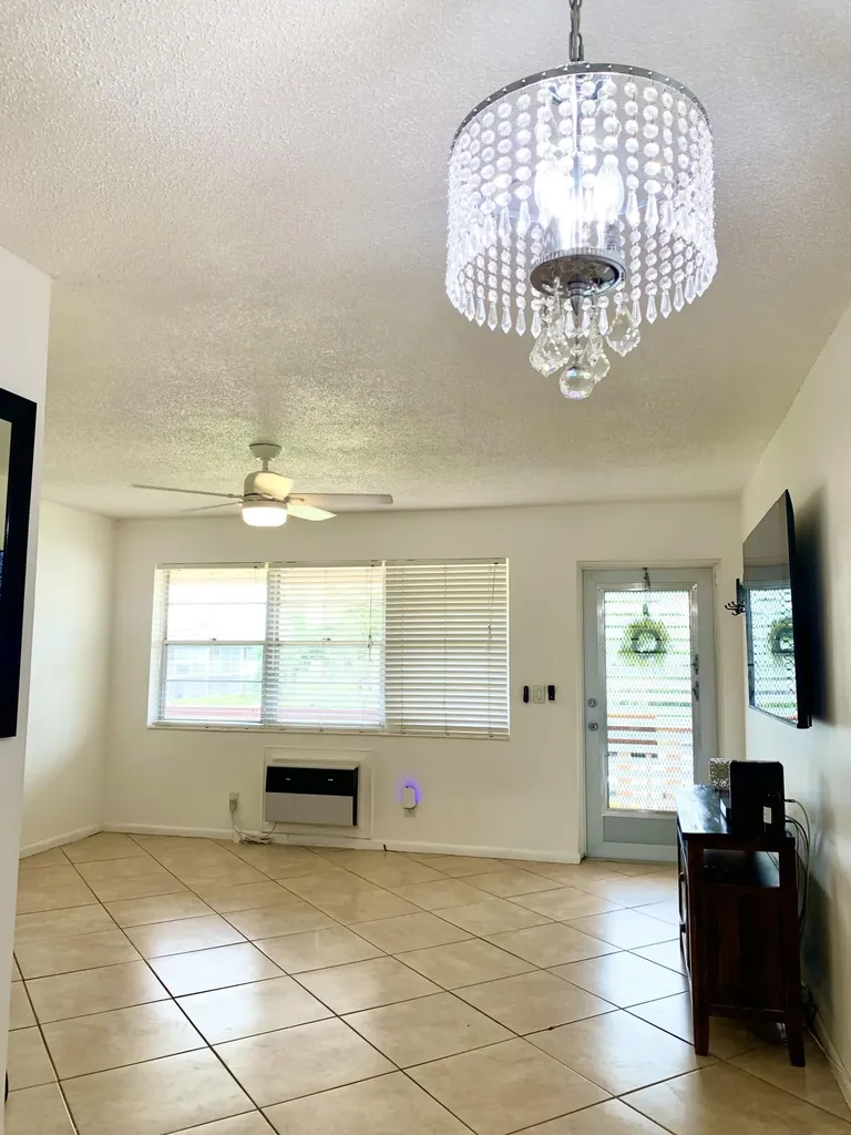 123 Canterbury E West Palm Beach FL 33417