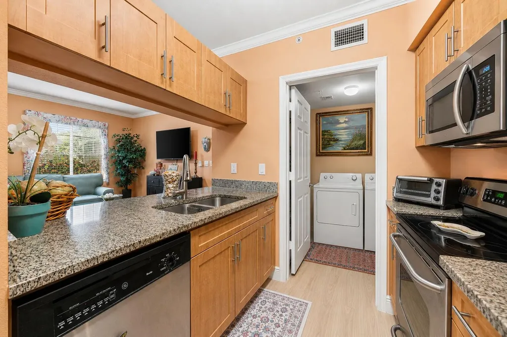6529 Emerald Dunes Drive Royal Palm Beach FL 33411
