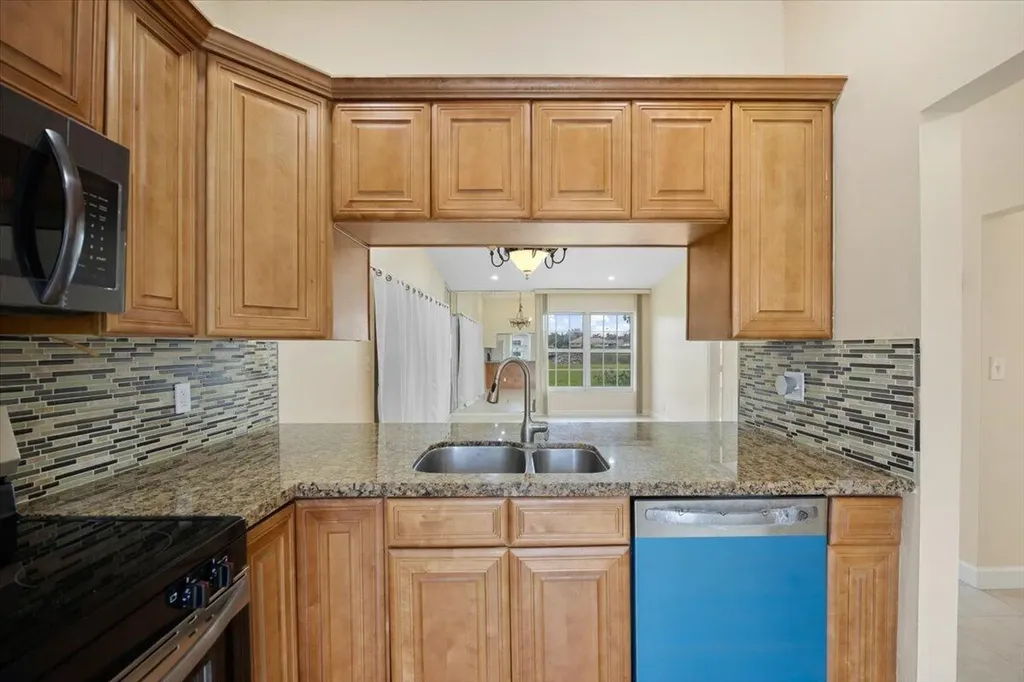 5540 S Lakewood Circle Circle S Margate FL 33063