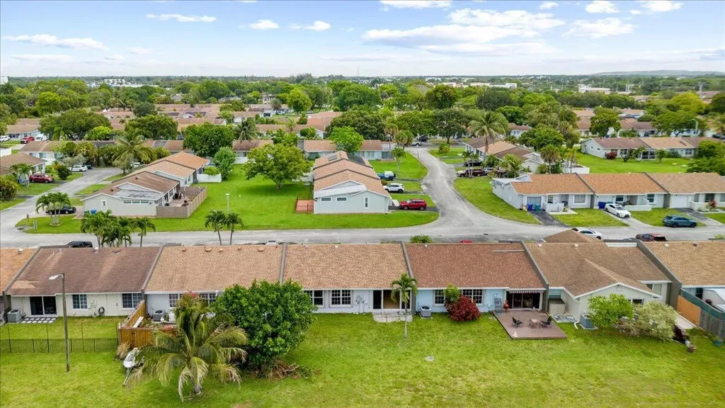 5540 S Lakewood Circle Circle S Margate FL 33063