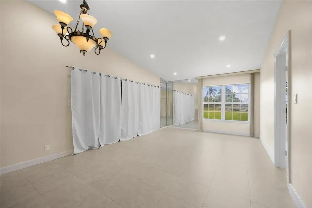 5540 S Lakewood Circle Circle S Margate FL 33063