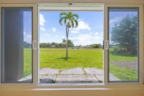 5540 S Lakewood Circle Circle S Margate FL 33063