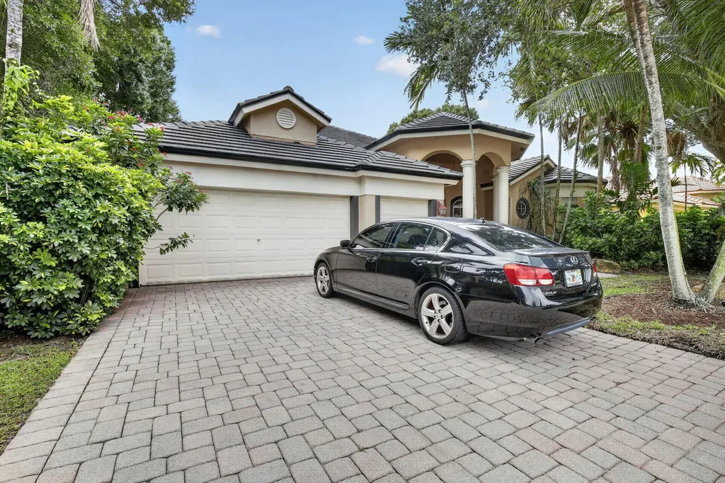 8106 N Savannah Circle Davie FL 33328