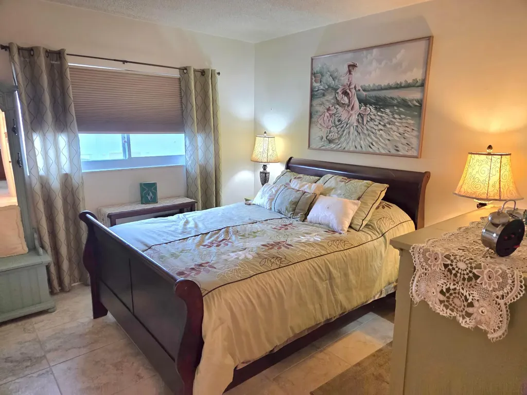 2100 NE 38th Street NE Lighthouse Point FL 33064