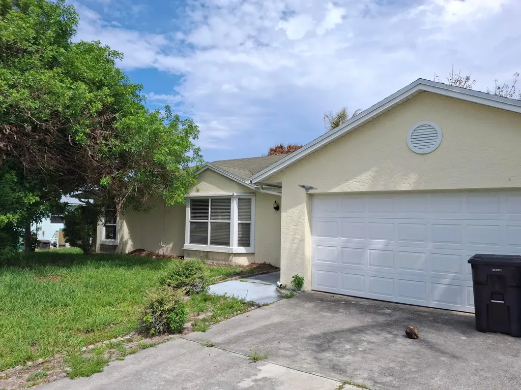 374 SW De Gouvea Terrace Port St Lucie FL 34984
