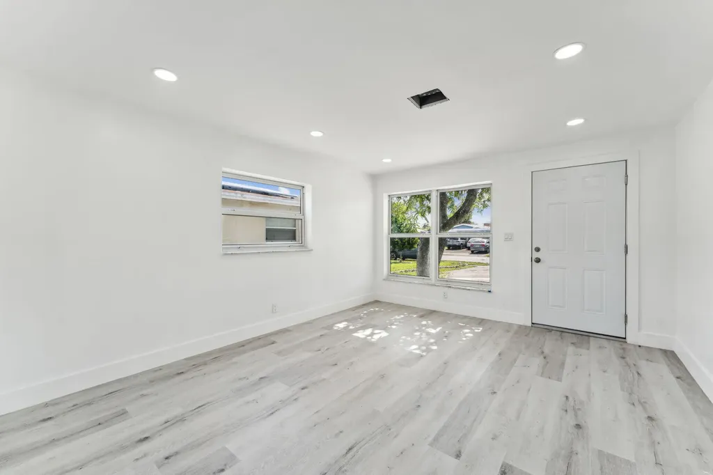 573 NW 2nd Way Deerfield Beach FL 33441