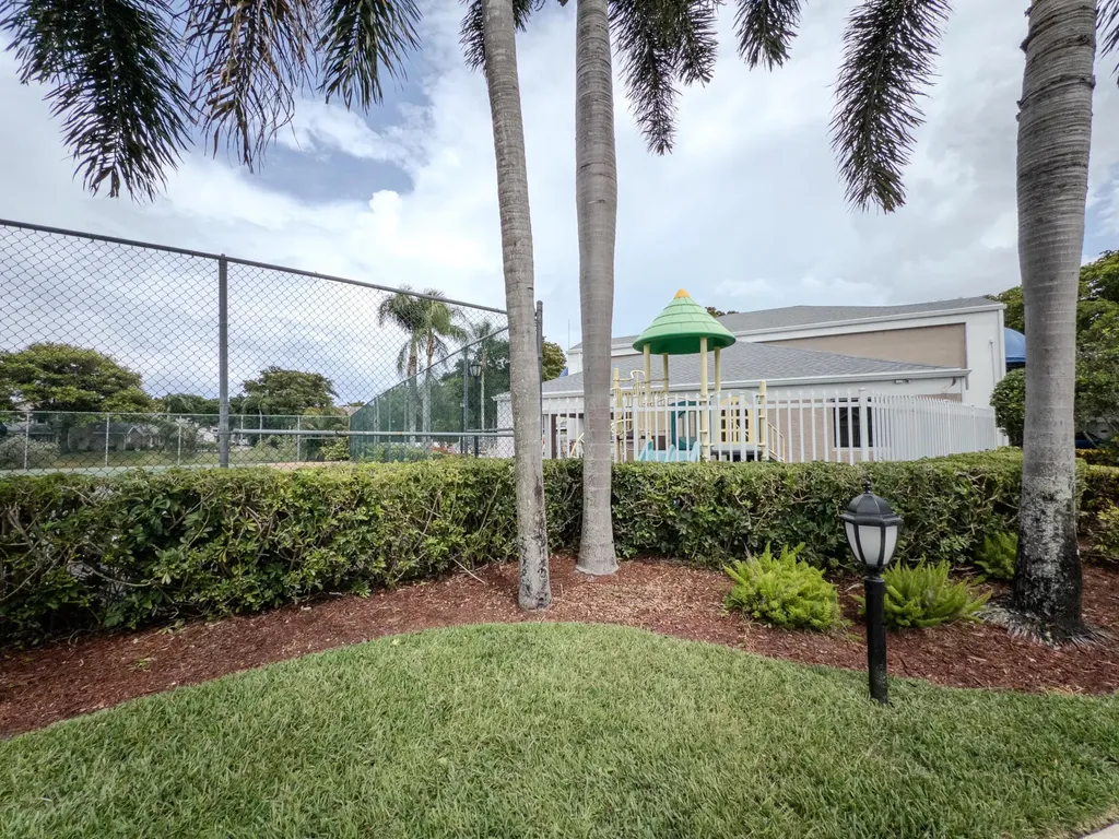 2011 E Discovery Circle Circle E Deerfield Beach FL 33442