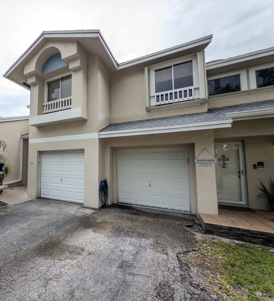 2011 E Discovery Circle Circle E Deerfield Beach FL 33442