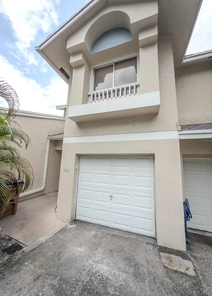 2011 E Discovery Circle Circle E Deerfield Beach FL 33442