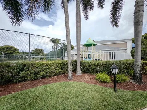 2011 E Discovery Circle Circle E Deerfield Beach FL 33442