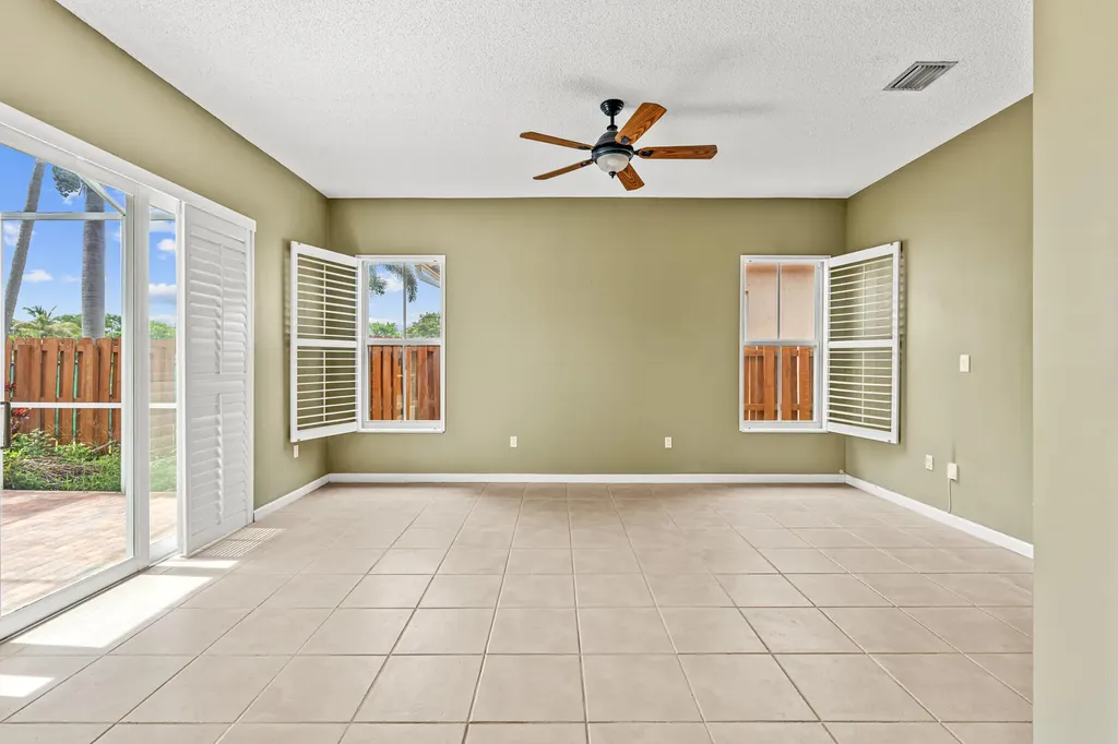 376 E Royal Cove Circle Davie FL 33325