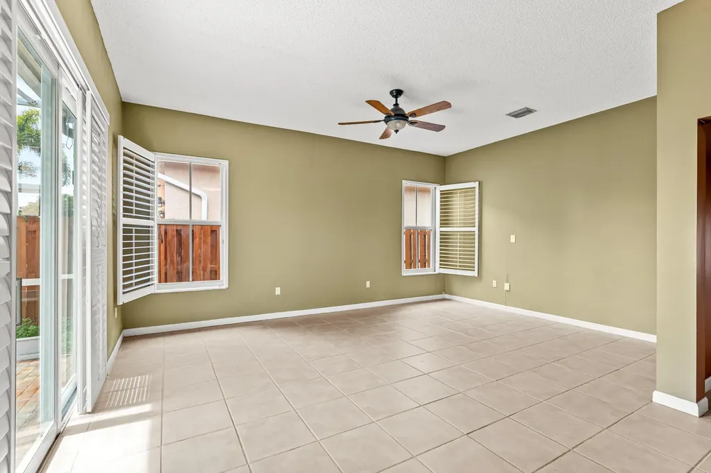 376 E Royal Cove Circle Davie FL 33325