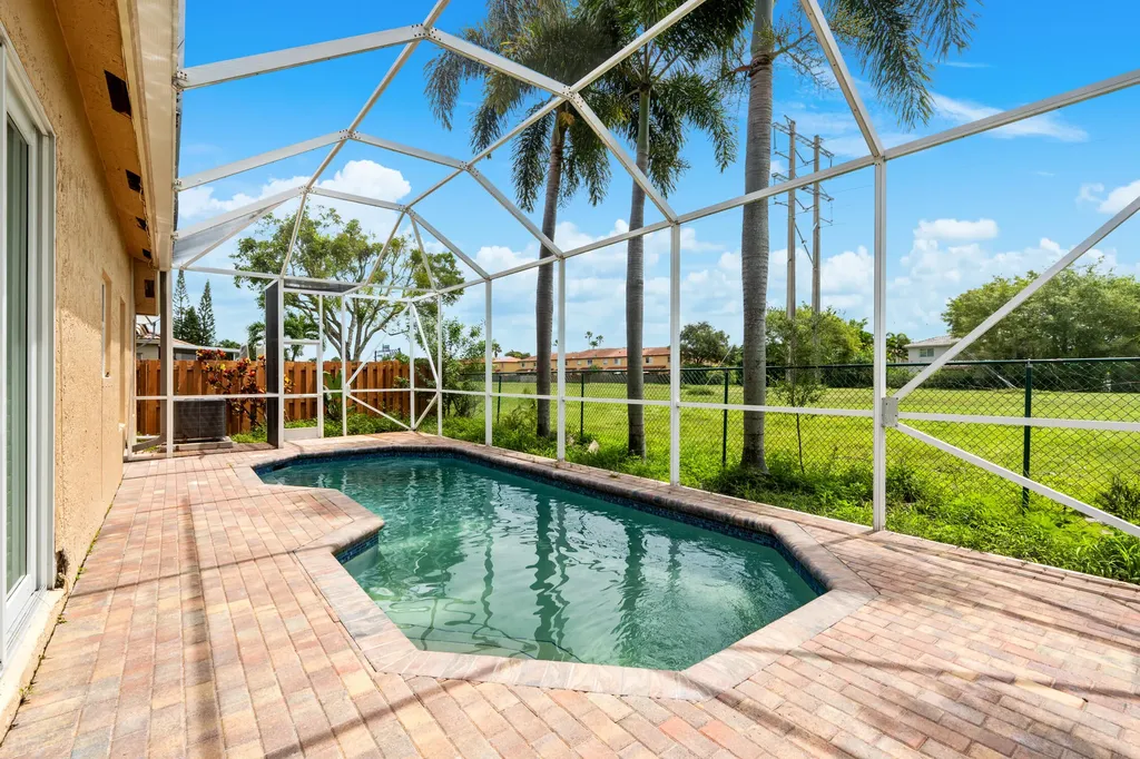 376 E Royal Cove Circle Davie FL 33325