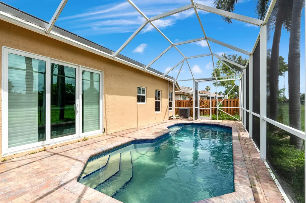 376 E Royal Cove Circle Davie FL 33325