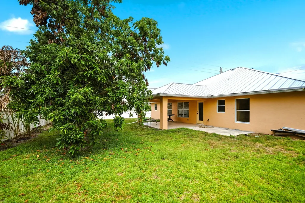 1692 SW Lofgren Avenue Port St Lucie FL 34953