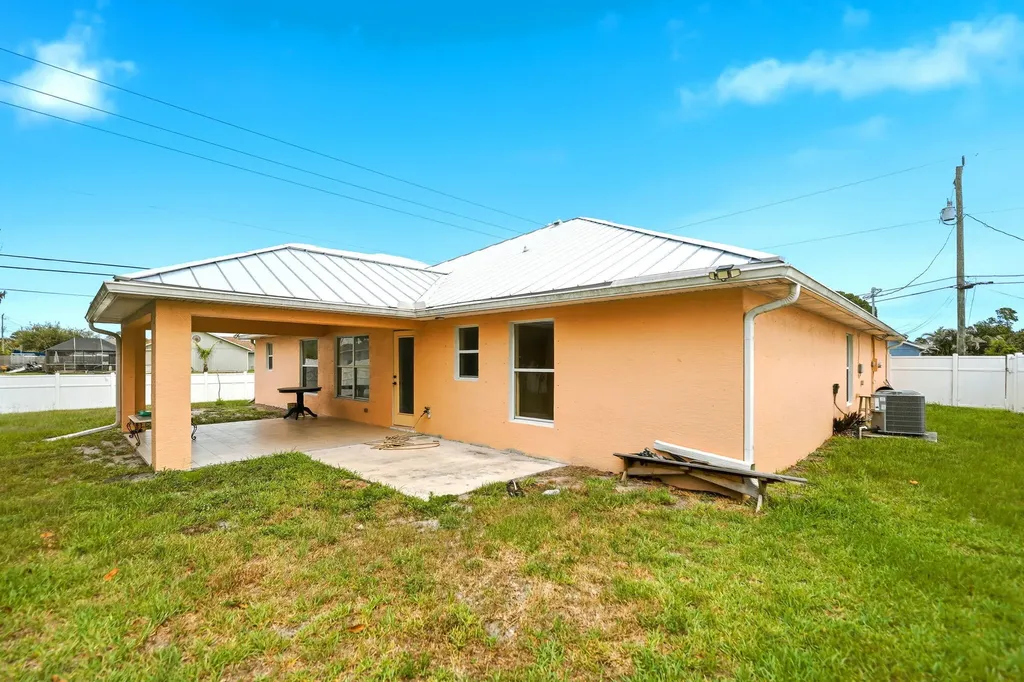 1692 SW Lofgren Avenue Port St Lucie FL 34953