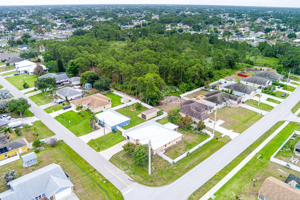 1692 SW Lofgren Avenue Port St Lucie FL 34953