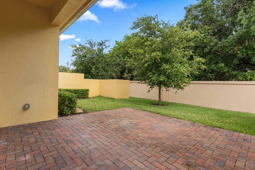 2025 Bridgepointe Circle Vero Beach FL 32967