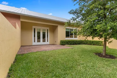 2025 Bridgepointe Circle Vero Beach FL 32967