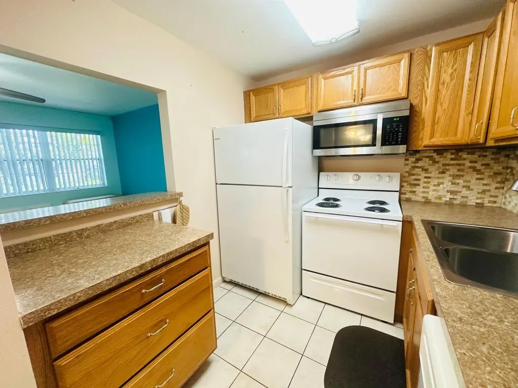 86 Markham E Deerfield Beach FL 33442