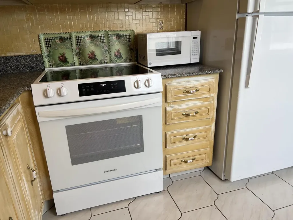 424 Saxony Delray Beach FL 33446