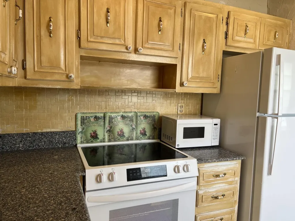 424 Saxony Delray Beach FL 33446
