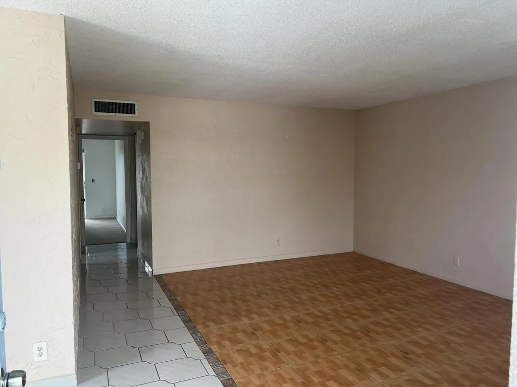 424 Saxony Delray Beach FL 33446