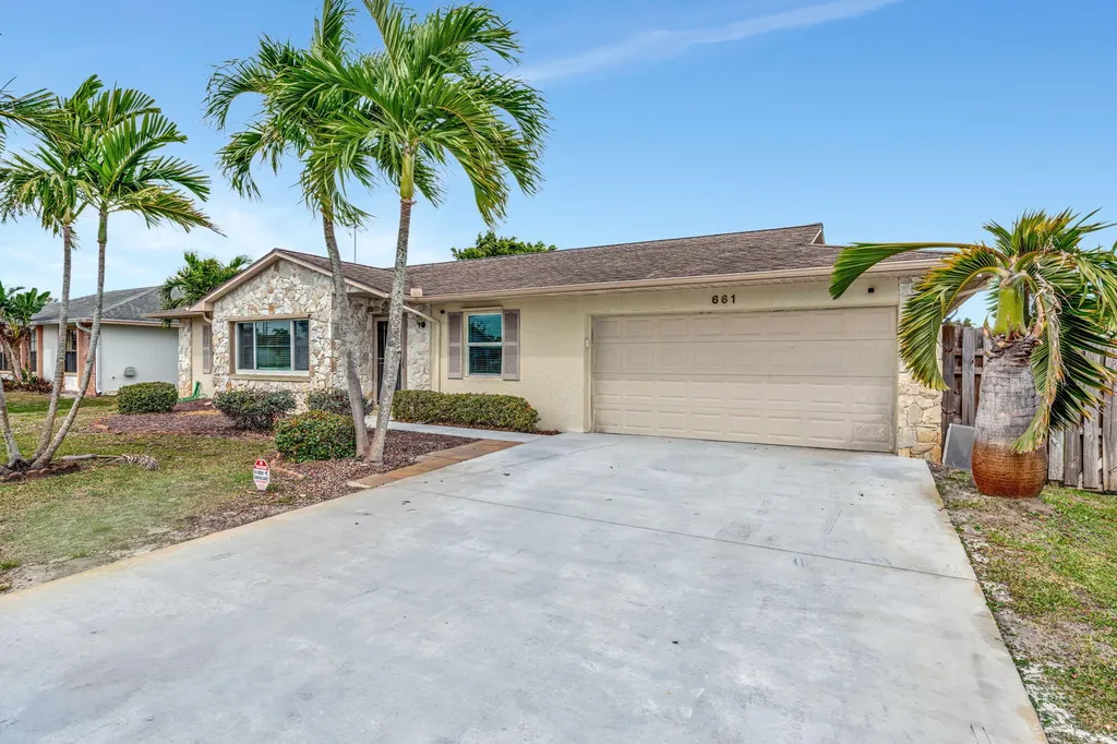 661 SE Crescent Avenue Port St Lucie FL 34984