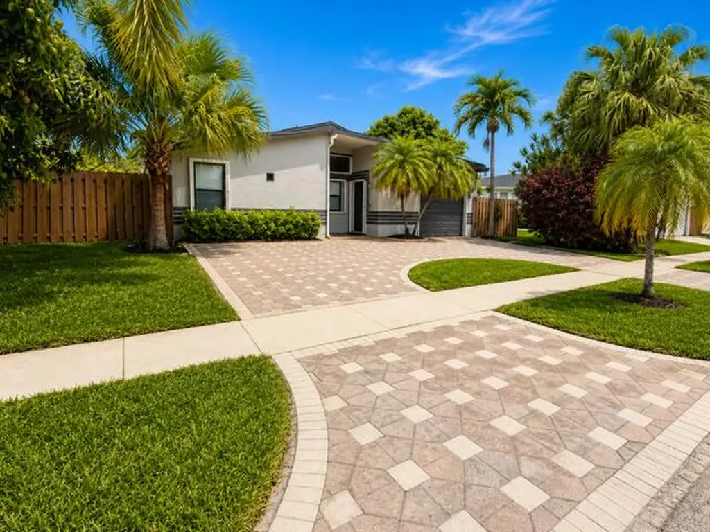 4683 NW 99th Terrace Sunrise FL 33351