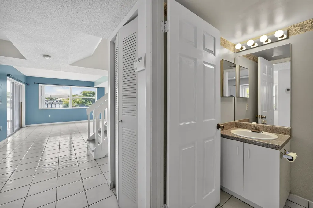 3291 NW 44th Street Oakland Park FL 33309
