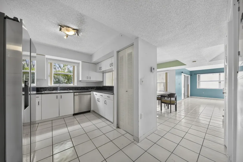 3291 NW 44th Street Oakland Park FL 33309