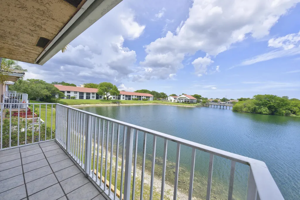 3291 NW 44th Street Oakland Park FL 33309