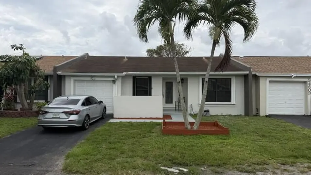 5460 S Lakewood Circle S Margate FL 33063
