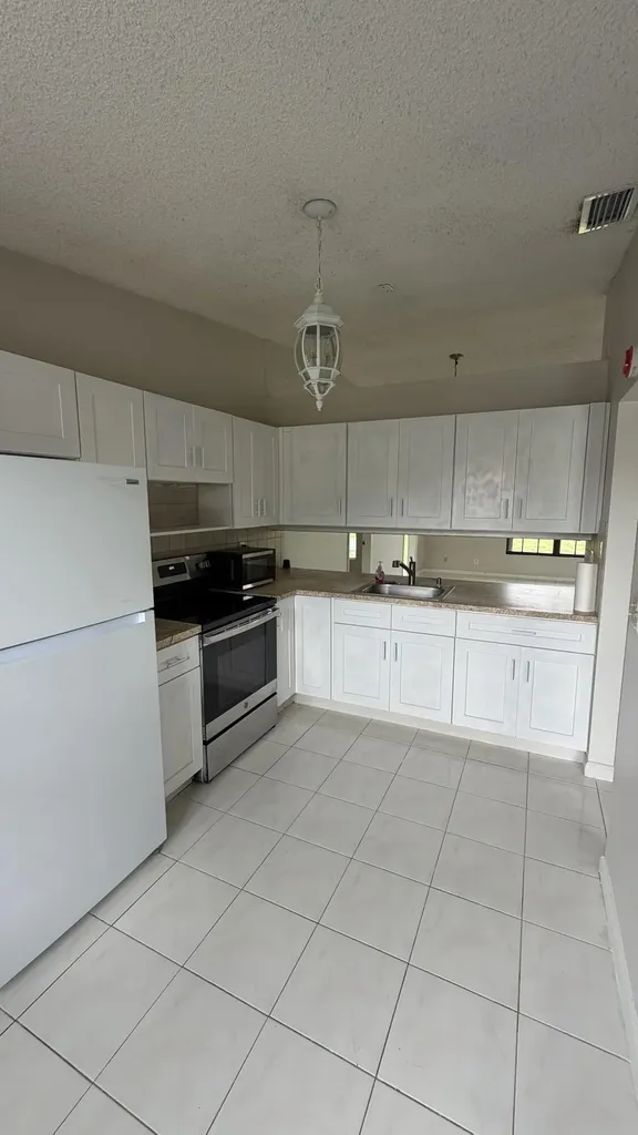 5460 S Lakewood Circle S Margate FL 33063