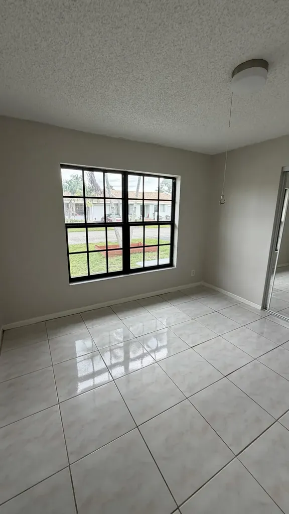 5460 S Lakewood Circle S Margate FL 33063
