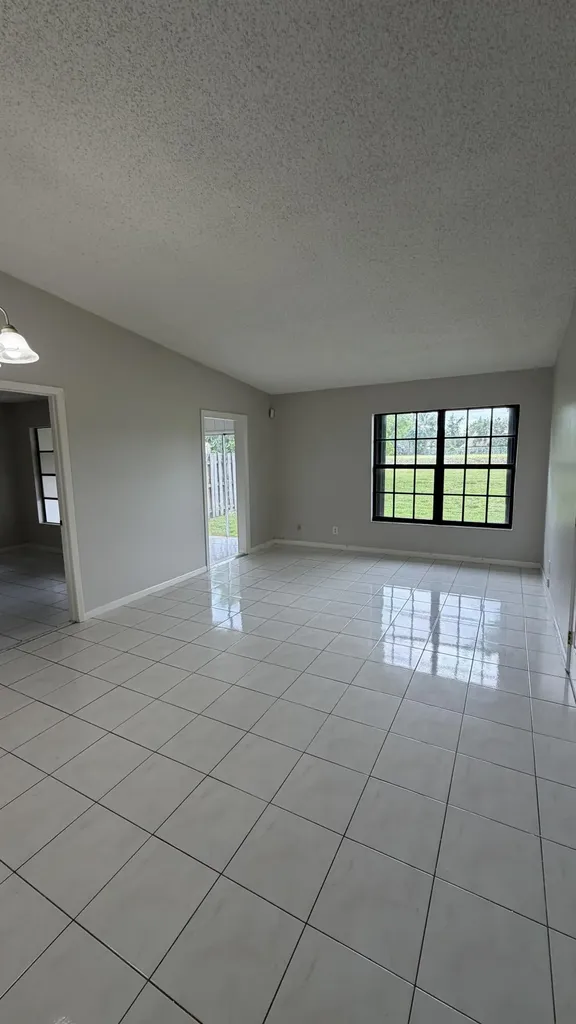 5460 S Lakewood Circle S Margate FL 33063