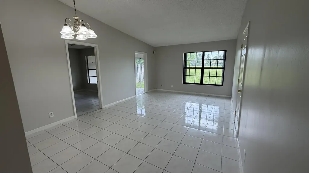 5460 S Lakewood Circle S Margate FL 33063