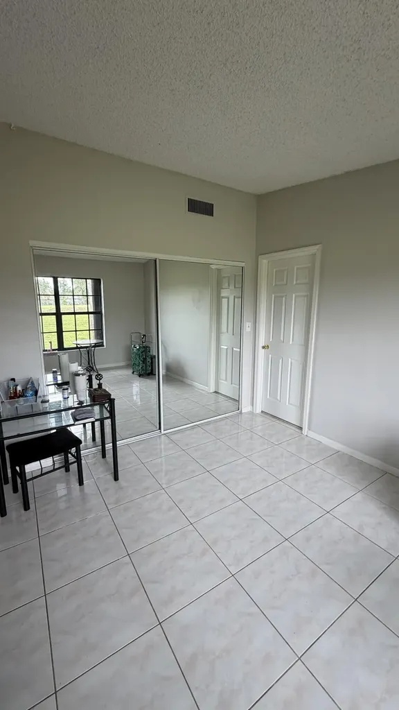 5460 S Lakewood Circle S Margate FL 33063