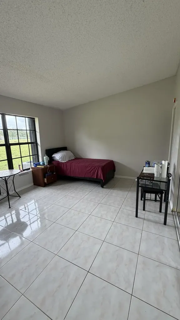 5460 S Lakewood Circle S Margate FL 33063