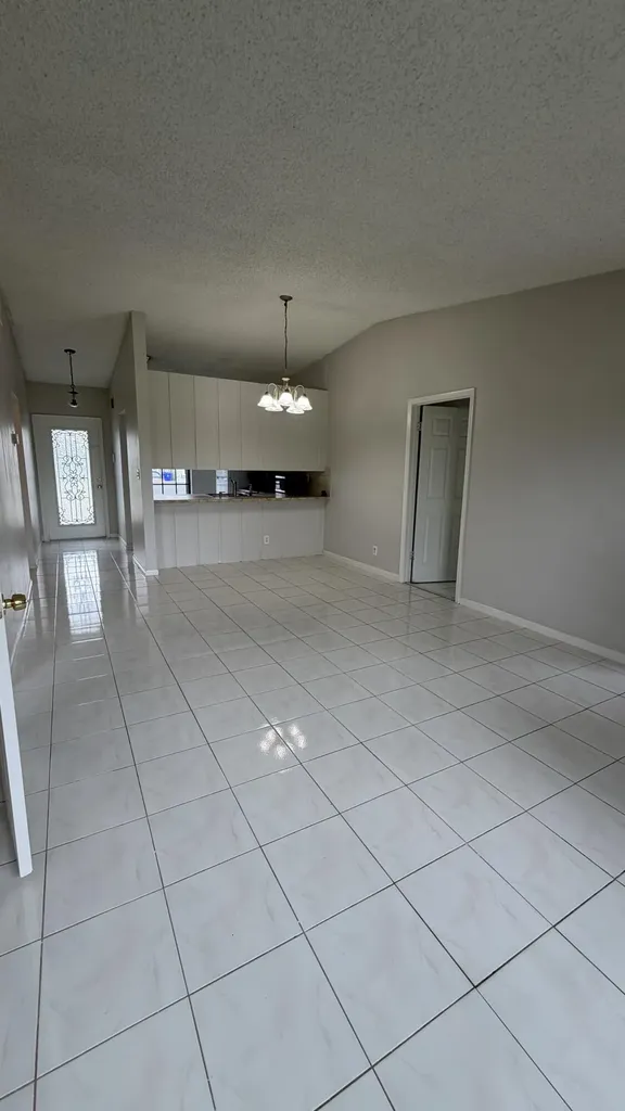 5460 S Lakewood Circle S Margate FL 33063