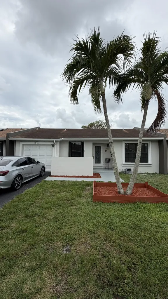 5460 S Lakewood Circle S Margate FL 33063