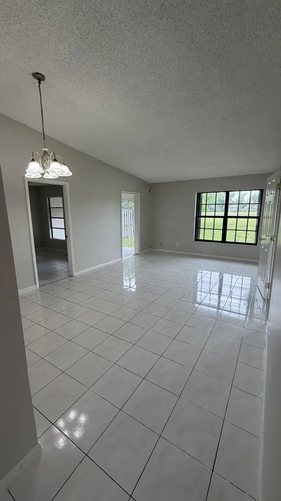 5460 S Lakewood Circle S Margate FL 33063